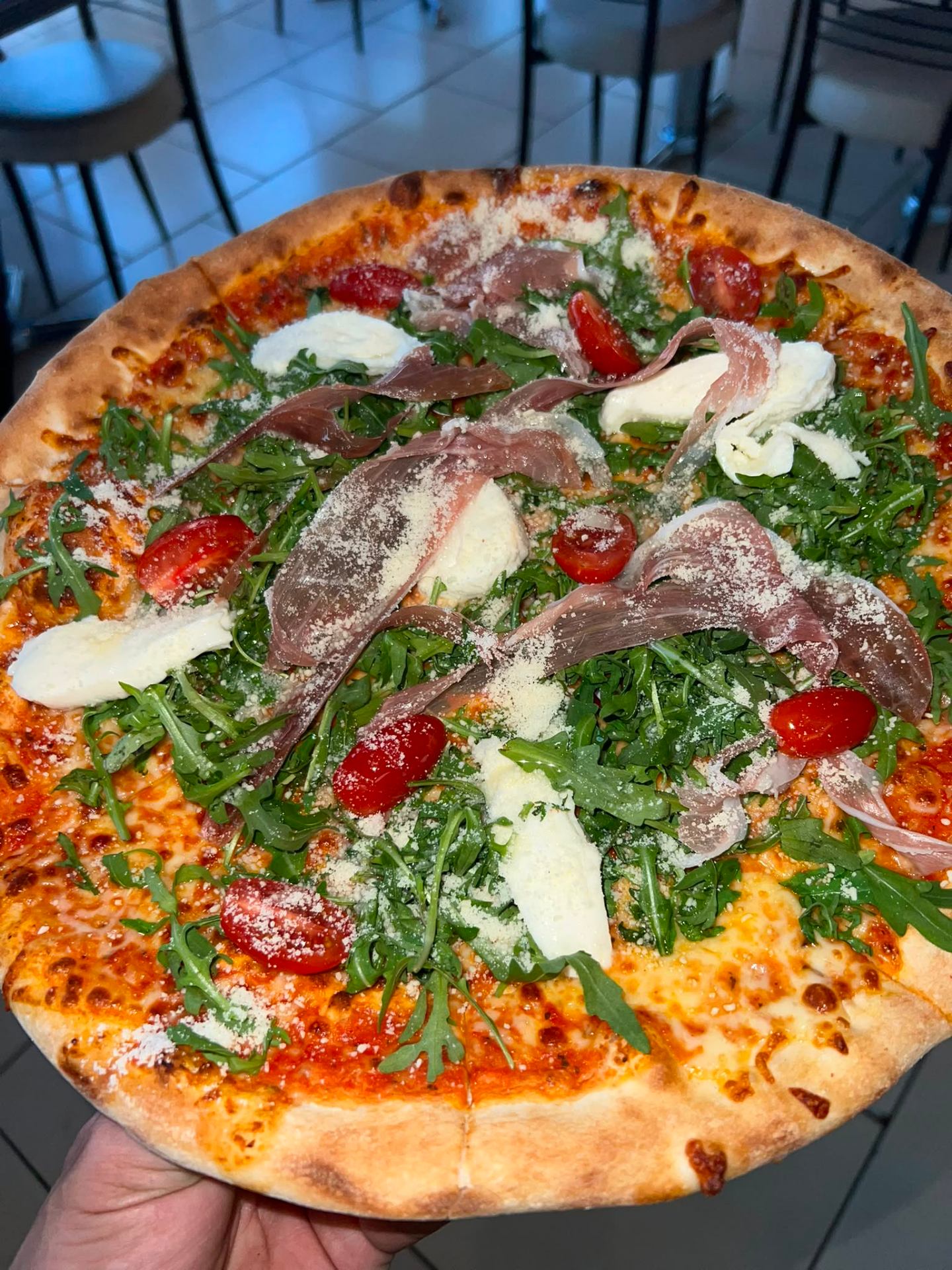 Pizza with parma ham, rocket and mozzarella